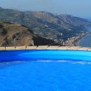 la piscina è a strapiombo sul mare Jonio